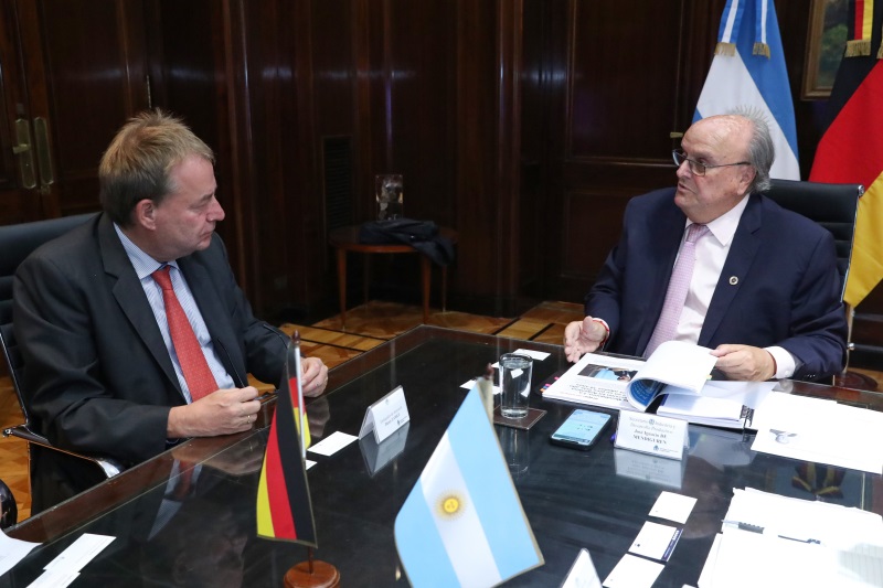 Los representantes de Alemania y Argentina coincidieron en el rol estratégico que tiene la agenda de las energías renovables para los dos países y la importancia de fomentar relaciones equilibradas que no se basen en la exportación de materias primas.