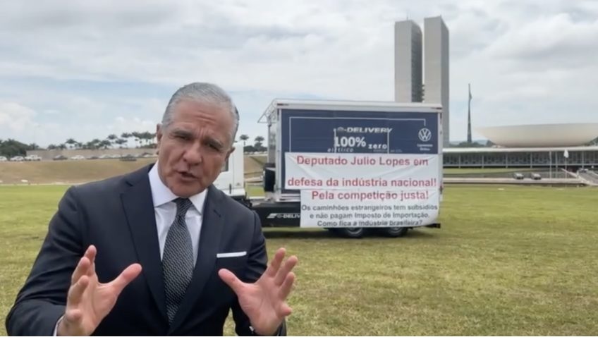 O deputado federal Júlio Lopes (PP-RJ) decidiu protestar contra a isenção de impostos de importação para veículos elétricos no país colocando um caminhão elétrico na frente do Congresso Nacional.