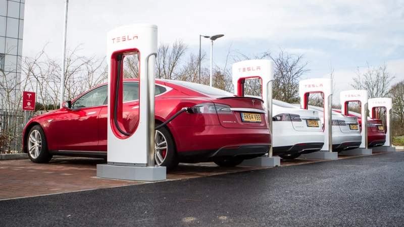Supercharge. Tesla cobra nueva tarifa de congestión para evitar cargas completas en puntos de alta demanda