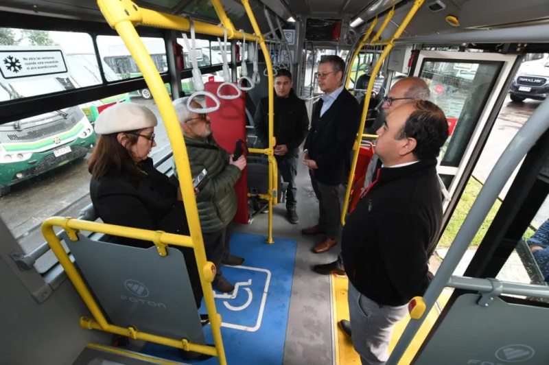 Autoridades de Temuco en prueba de bus eléctrico
