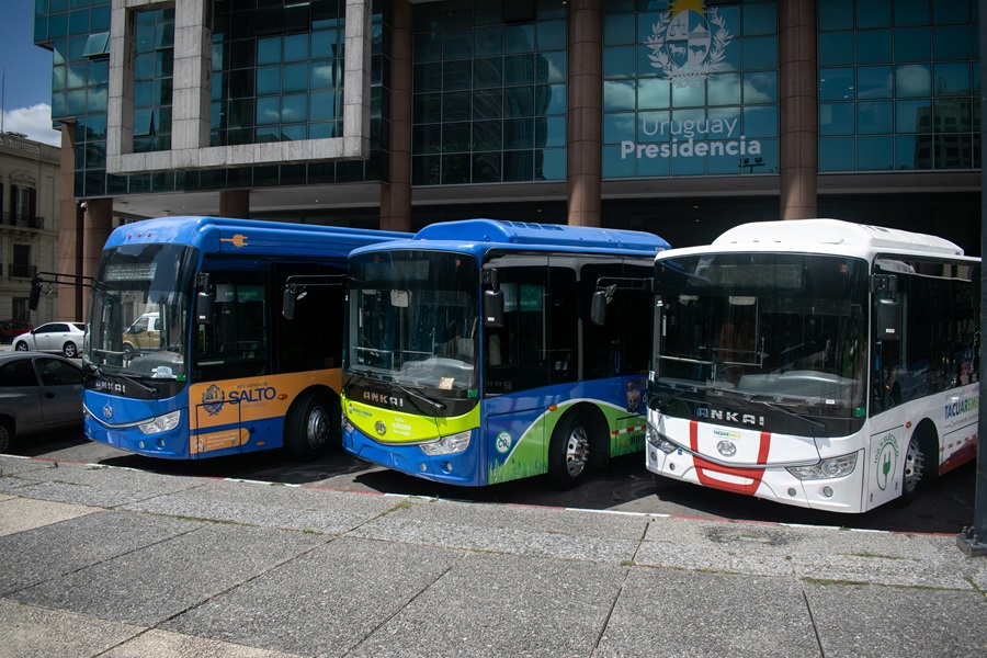Subite. Uruguay entrega más buses eléctricos a 4 departamentos
