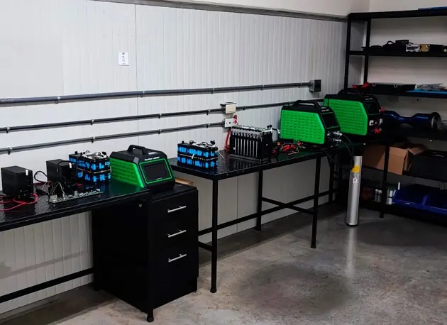 El taller tiene un espacio dedicado a baterías