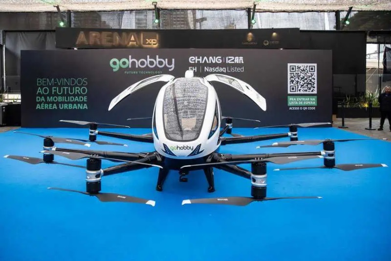 O carro voador da EHang é pilotado remotamente por meio de um sistema inteligente — o piloto planeja, executa, monitora e assume o controle do voo a partir do solo.