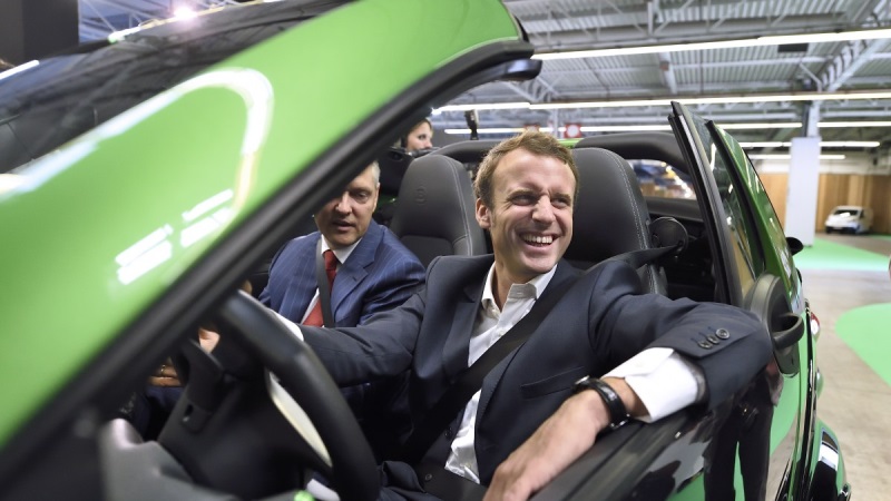 Emmanuel Macron, Presidente de Francia, conduciendo auto eléctrico