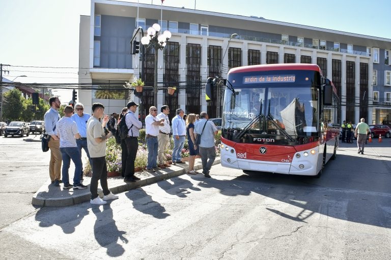 Acto público. Entra en circulación bus eléctrico en Curicó con pasajes gratuitos para adultos mayores