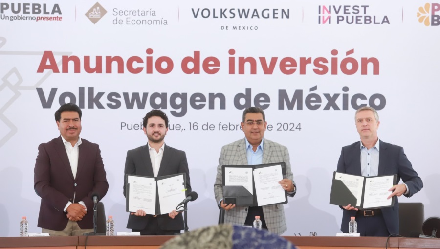Autoridades de Volkswagen en la firma de acuerdo en Puebla