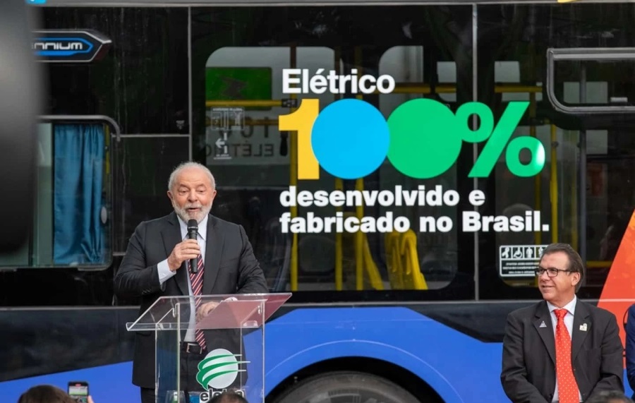 Lula presenta bus eléctrico de Eletra