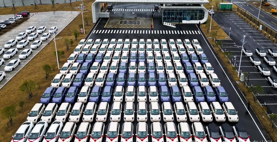 El nuevo Yiwei 3 forma parte del lote de 10.000 vehículos eléctricos enviados por JAC