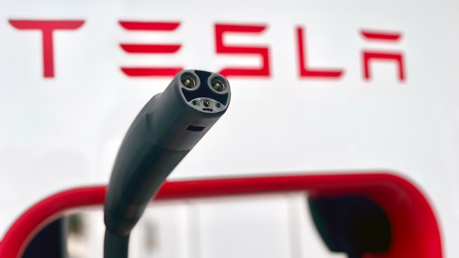 Desembarco de Tesla. Sin señales de homologación del NACS en Chile ¿qué pasa con la carga de los vehículos eléctricos de Elon Musk?
