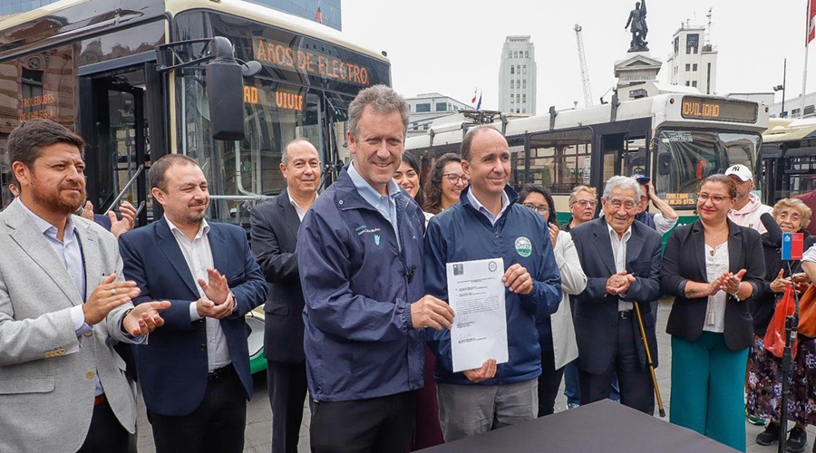 Regiones.  Ministro Muñoz pacta cronograma para llegada de 44 buses eléctricos a Valparaíso
