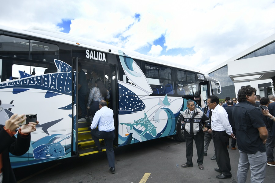 Industria local. Primer bus 100% eléctrico fabricado en Ecuador sale a las calles de Galápagos